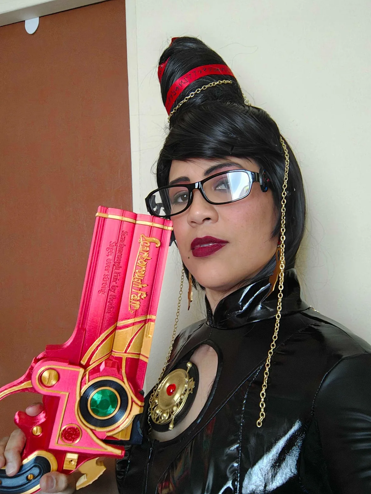 Close cosplay view holding a green-centre prop