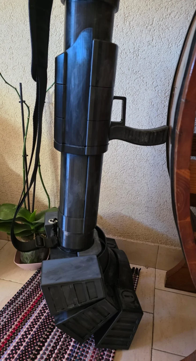 Close view of the lower grip and base construction